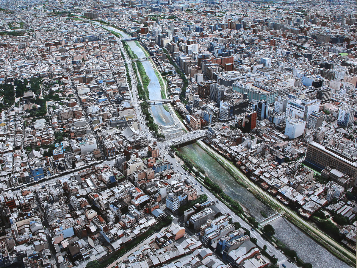 鴨川の流れる街を俯瞰で見る